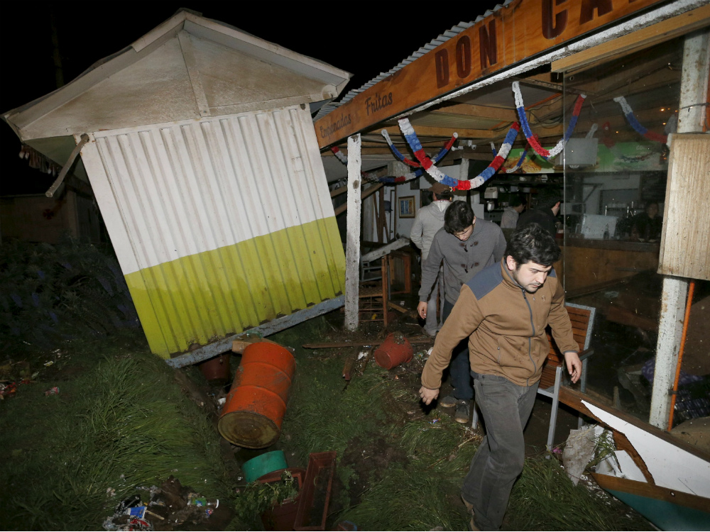 Pessoas deixam local afetado pelo terremoto no Chile