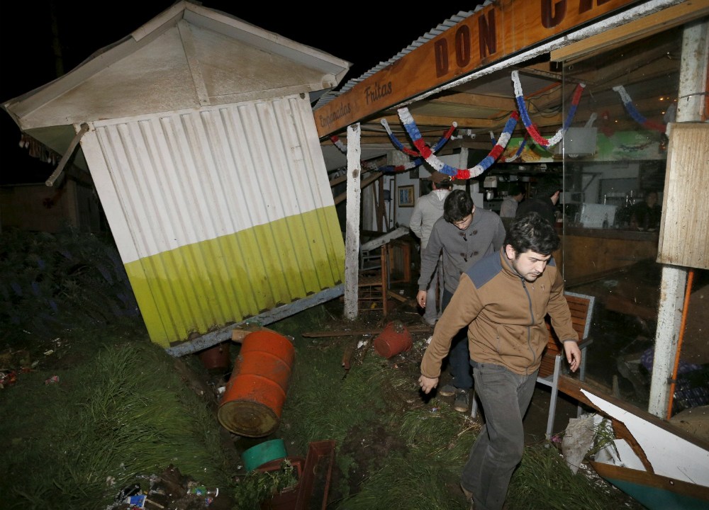 Pessoas deixam local afetado pelo terremoto no Chile