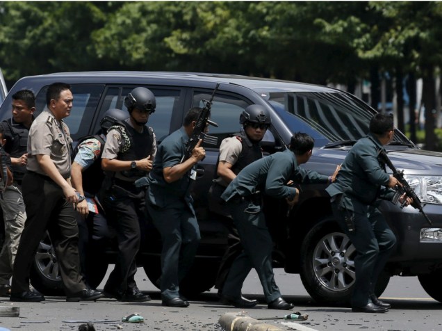 Policiais trocam tiros com terroristas que atacaram o centro de Jacarta, na Indonésia