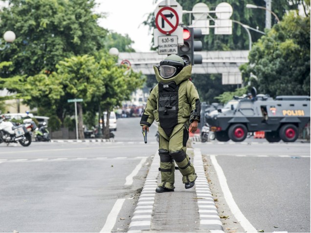 Agente do esquadrão antibomba da Indonésia, no centro de Jacarta