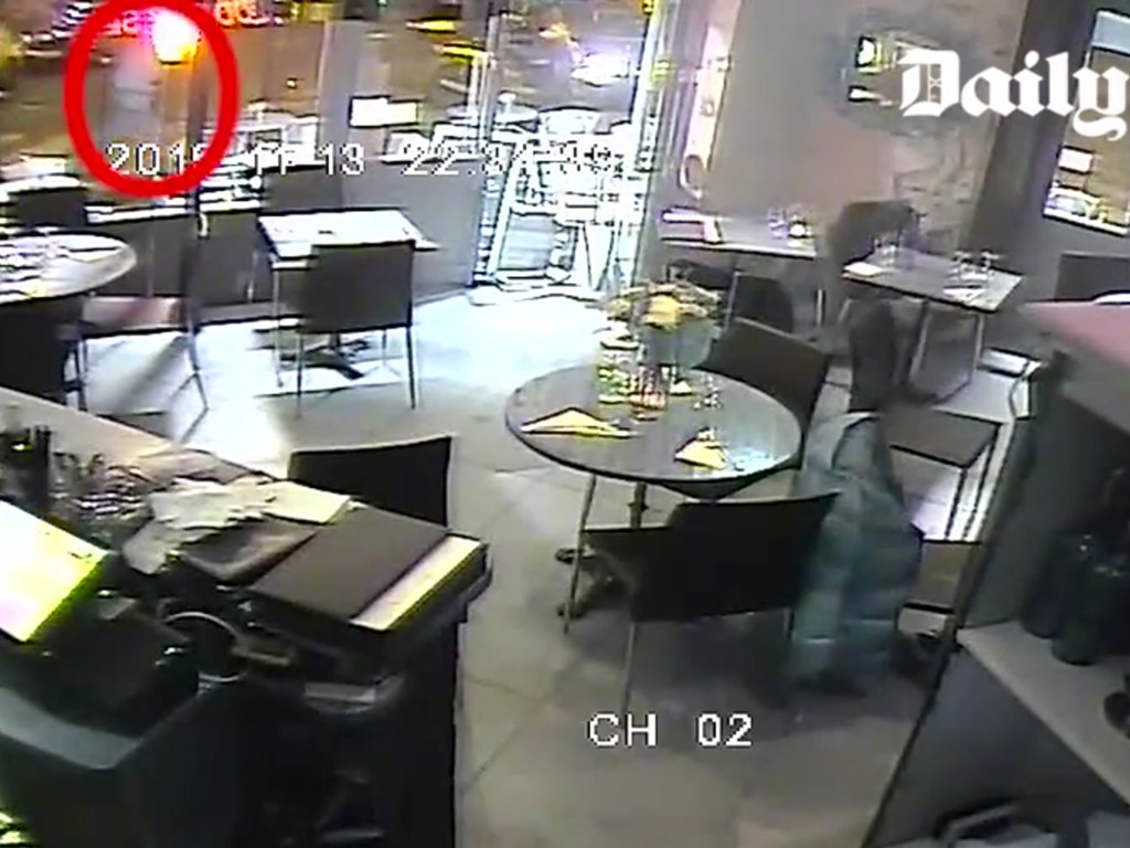 Imagem de câmera de segurança mostra momento em que terrorista atira contra café em Paris
