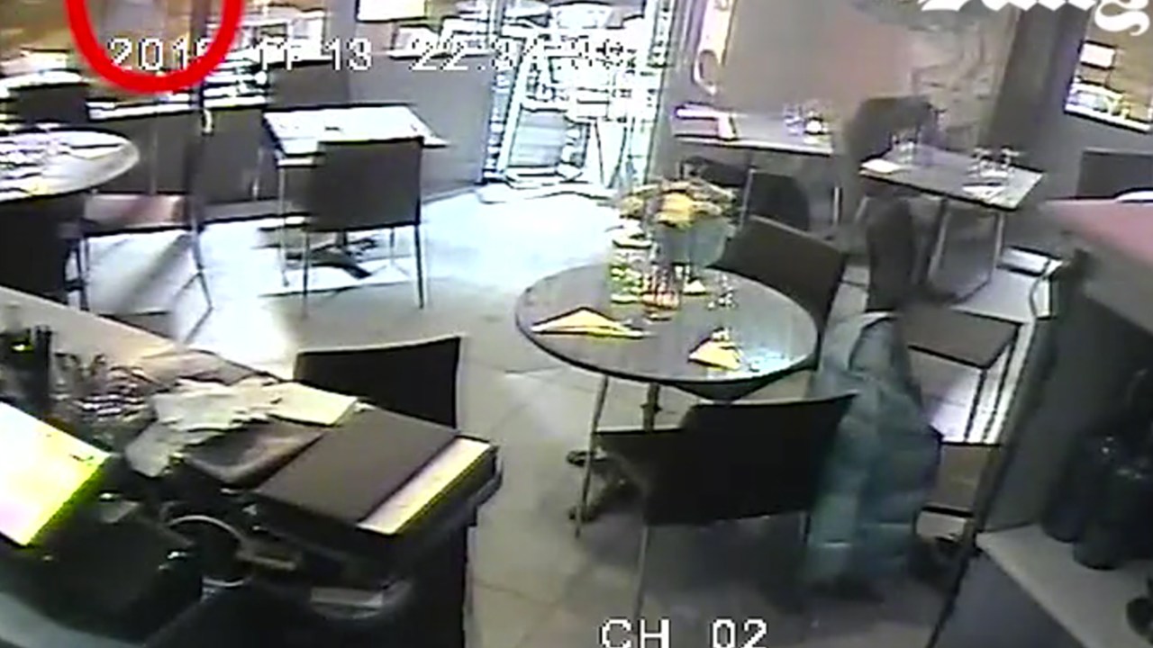 Imagem de câmera de segurança mostra momento em que terrorista atira contra café em Paris