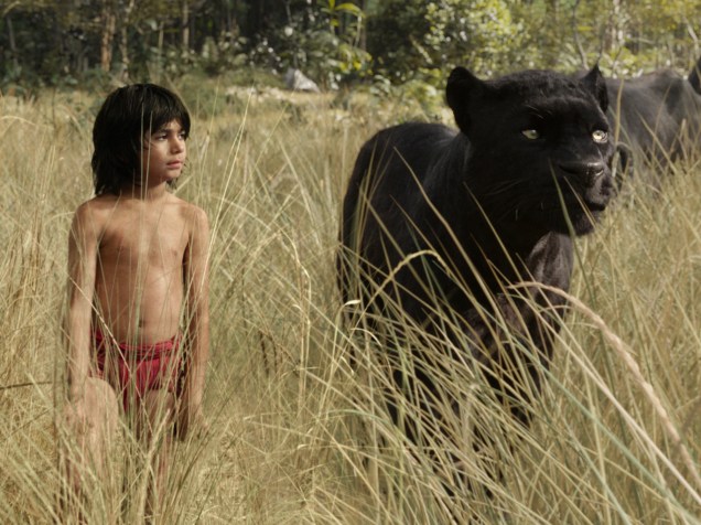 Mogli (Neel Sethi) e a pantera Bagheera, dublada por Bem Kingsley, no trailer de ‘Mogli – O Menino Lobo’