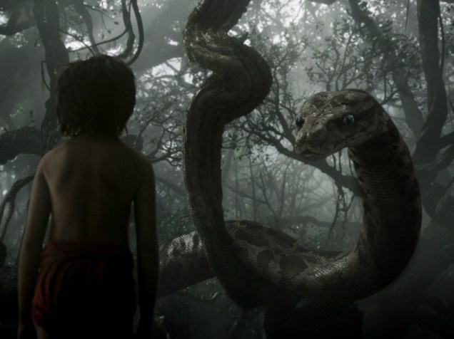 Mogli (Neel Sethi) e a cobra Kaa, dublada por Scarlett Johansson, em cena de ‘Mogli – O Menino Lobo’
