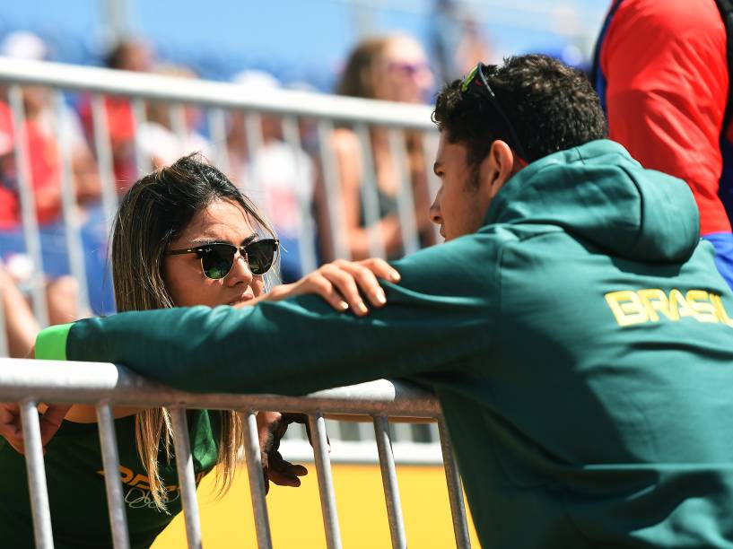 Thiago Braz fala com a mulher, a saltadora Ana Paula Oliveira, de 19 anos