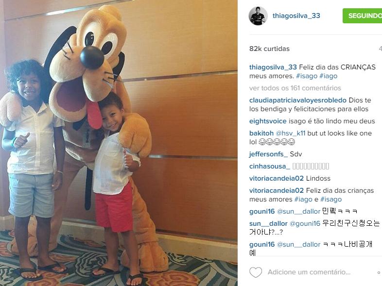 Filhos do zagueiro Thiago Silva posaram ao lado do Pluto