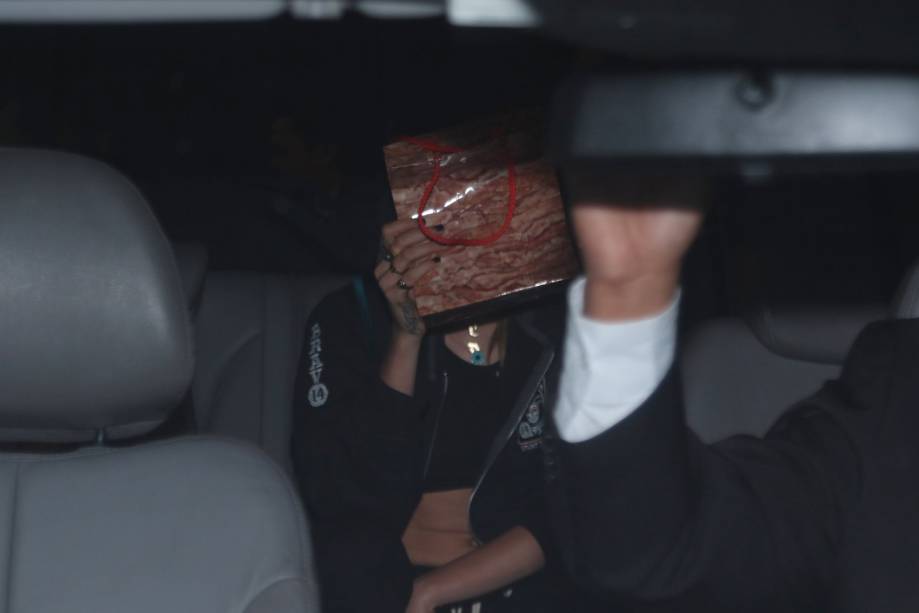 Cara Delevingne chega a São Paulo de cara fechada e barriga de fora