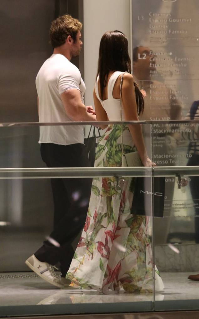 O empresário Thor Batista passeia com a namorada, Lunara Campos, em shopping do Rio