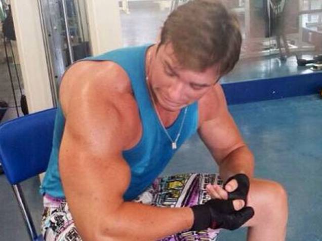 Thor Batista flexiona o bíceps na academia
