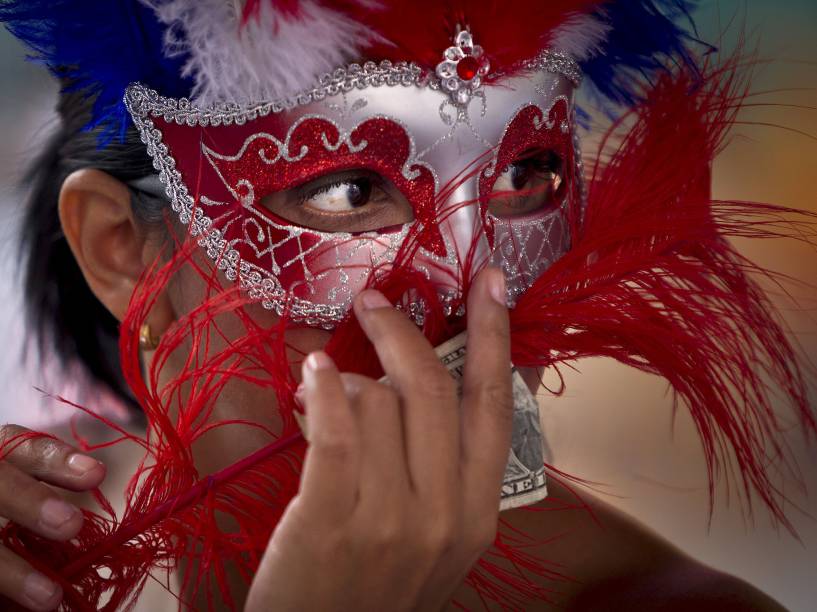 Mulher fazendo topless posa em troca de gorjetas, usando máscara e pintura corporal, na Times Square, em Nova York. As autoridades locais pensam em maneiras de barrar a atividade