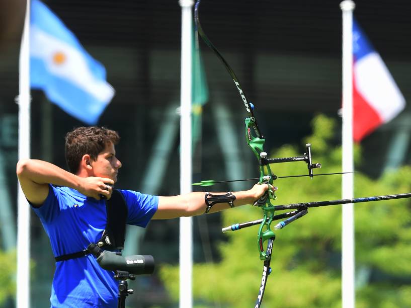 Marcus Vinícius DAlmeida, 17 anos, durante a disputas do tiro com arco