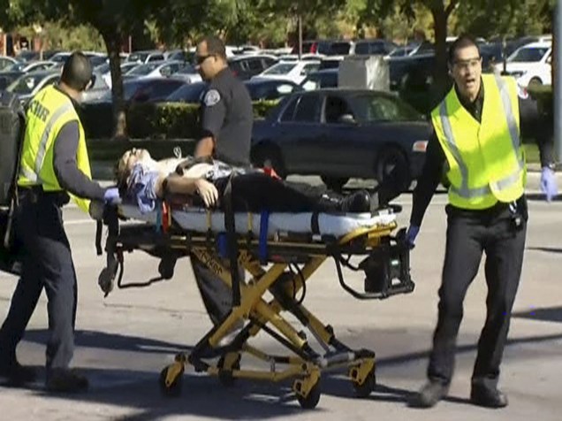 Equipe de resgate cuida dos feridos em San Bernardino, Califórnia. Cerca de 14 pessoas foram mortas no tiroteio