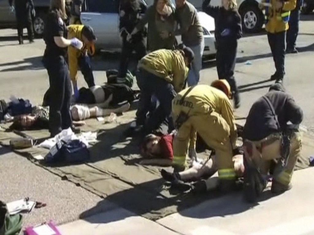 Equipe de resgate cuida dos feridos do tiroteio em San Bernardino, Califórnia