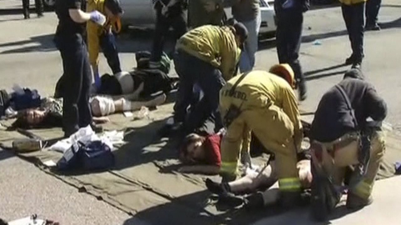 Equipe de resgate cuida dos feridos em San Bernardino, Califórnia. Cerca de 20 pessoas ficaram feridas após tiroteio