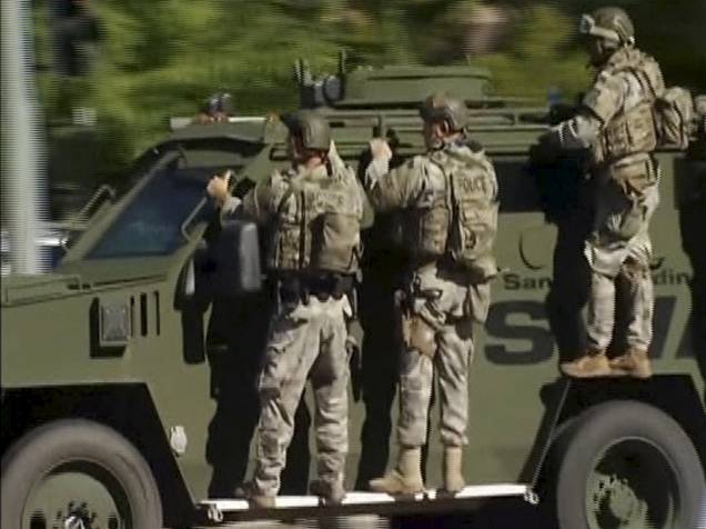 Equipe da Swat chega à cena de um tiroteio em San Bernardino, Califórnia