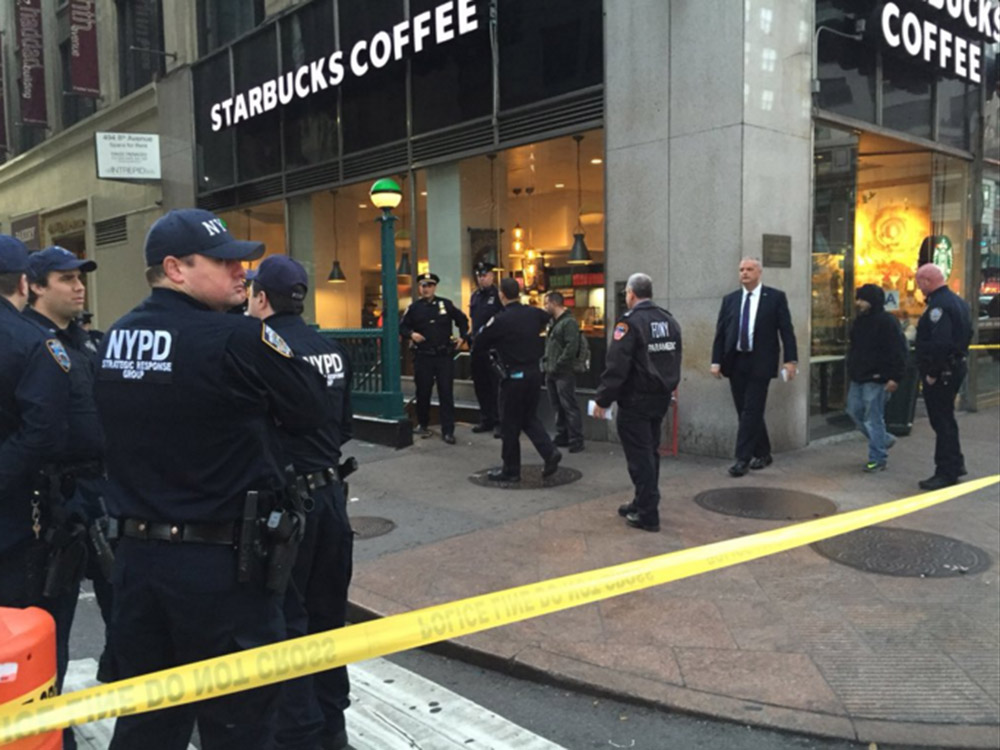 Políciais se reúnem após tiros serem disparados em uma estação de metrô de Nova York