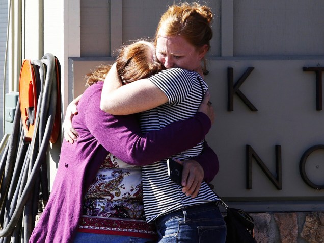 Estudantes e familiares se reúnem na Universidade Comunitária Umpqa, em Roseburg, Oregon, nos Estados Unidos, onde um ataque de um homem armado deixou ao menos 10 pessoas mortas