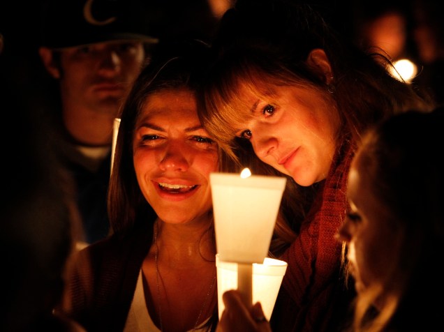 Mulheres participam de vigília após um tiroteio que deixou pelo menos 10 mortos na Universidade Comunitária Umpqa, em Roseburg, no Oregon