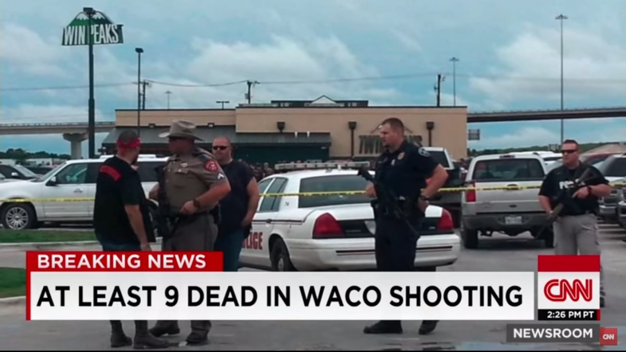 Policiais inspecionam o local onde gangues de motoqueiros se enfrentaram em Waco, no Texas