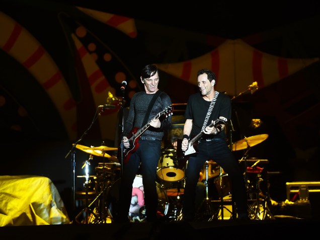 A banda Titãs durante apresentação antes do show dos Rolling Stones, no estádio do Morumbi, na zona sul de São Paulo, na noite desta quarta-feira (24)