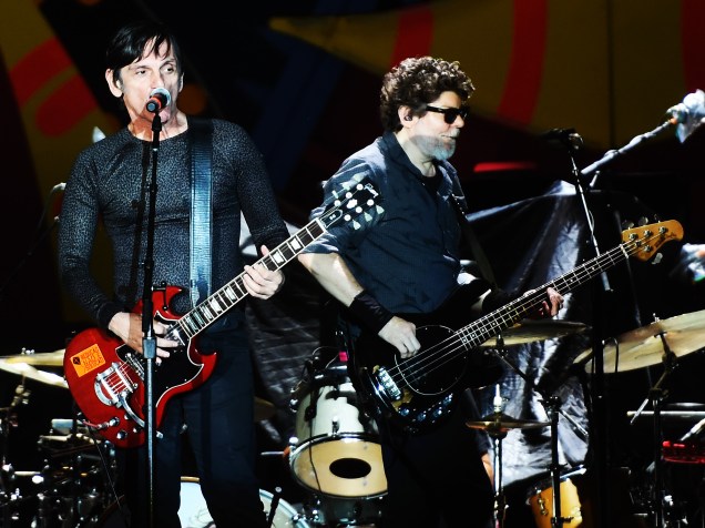 A banda Titãs durante apresentação antes do show dos Rolling Stones, no estádio do Morumbi, na zona sul de São Paulo, na noite desta quarta-feira (24)