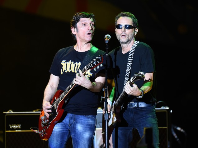 A banda Titãs durante apresentação antes do show dos Rolling Stones, no estádio do Morumbi, na zona sul de São Paulo, na noite deste sábado (27)