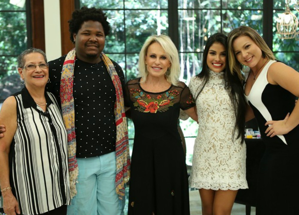 Geralda, Ronan, Maria Claudia e Munik posam com Ana Maria Braga no programa 'Mais Você'