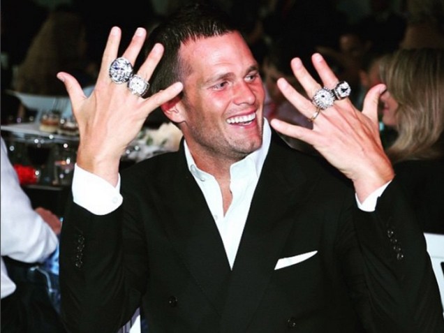 Tom Brady exibe seus anéis de campeão da Liga de Futebol Americano