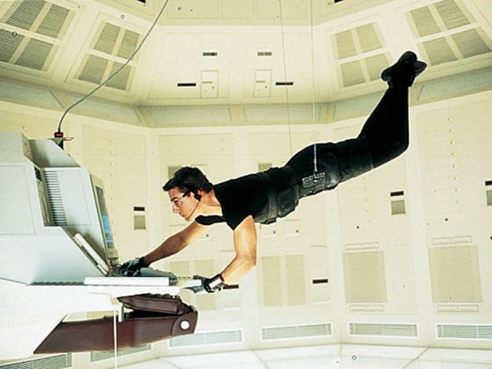 Tom Cruise com a roupa preta do primeiro Missão Impossível que vai a leilão em Londres
