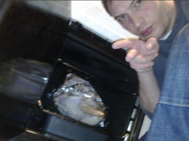 Tom Hardy cozinha um peru em foto de seu perfil no MySpace