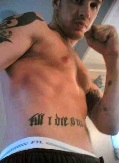 Tom Hardy exibe suas tatuagens