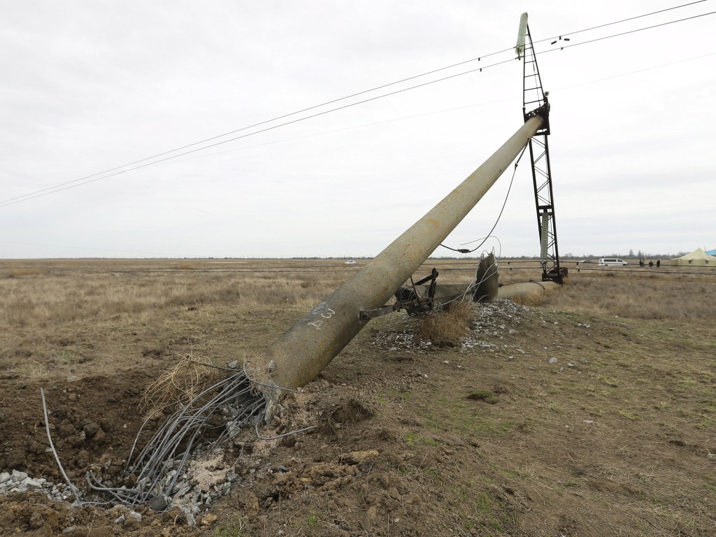 Torre de energia danificada próxima ao vilarejo de Chonhar, na Ucrânia. A Crimeia ficou sem energia fornecida pela Ucrânia após explosões de duas torres de transmissão