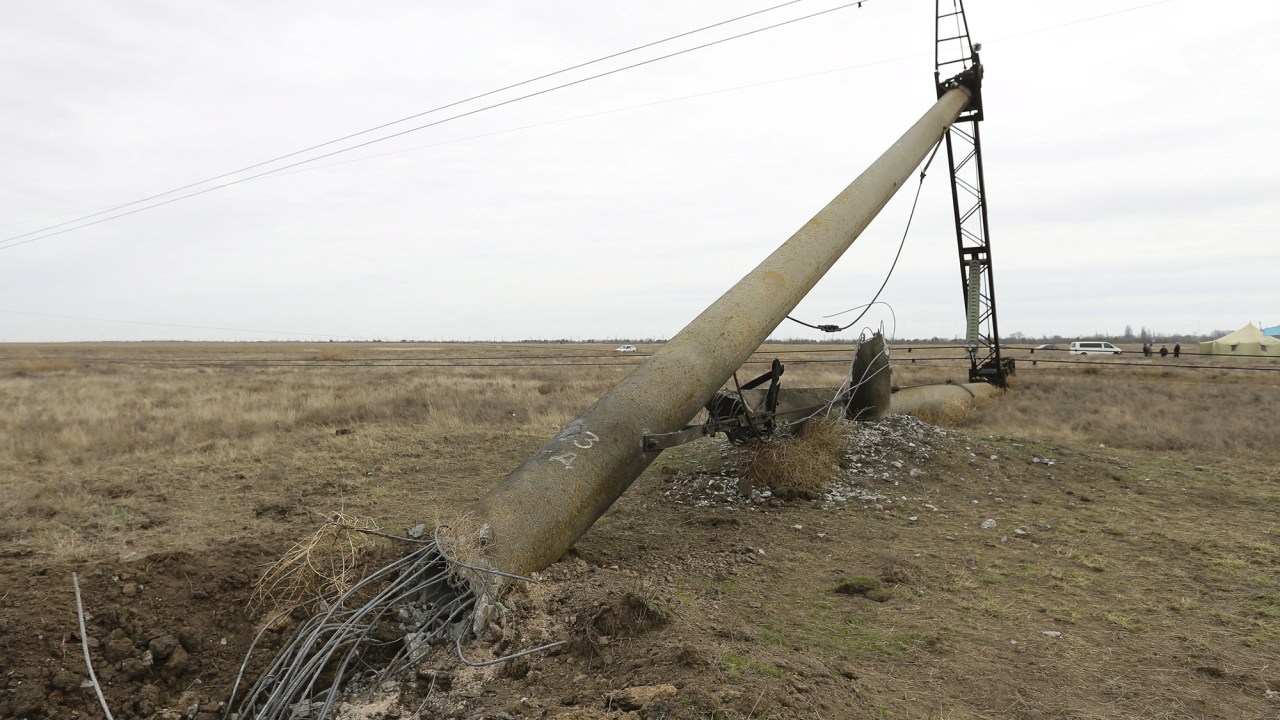 Torre de energia danificada próxima ao vilarejo de Chonhar, na Ucrânia. A Crimeia ficou sem energia fornecida pela Ucrânia após explosões de duas torres de transmissão
