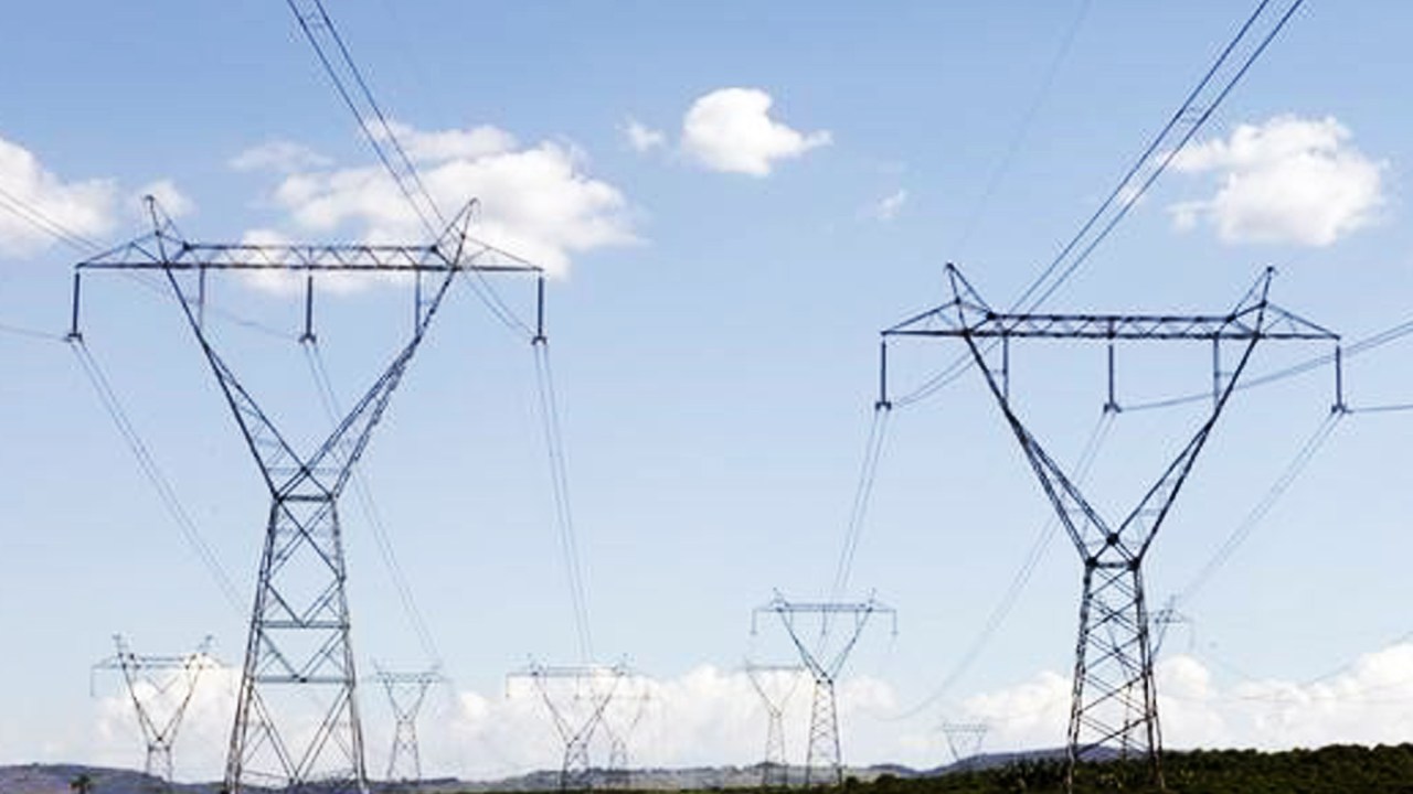 Contas de energia elétrica aumentaram, em média, 51% em 2015