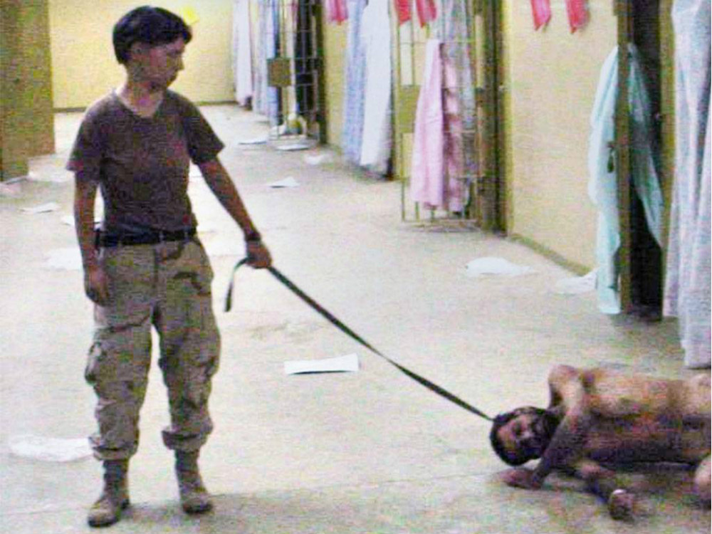 Militar americana tortura preso iraquiano na prisão de Abu-Ghraib
