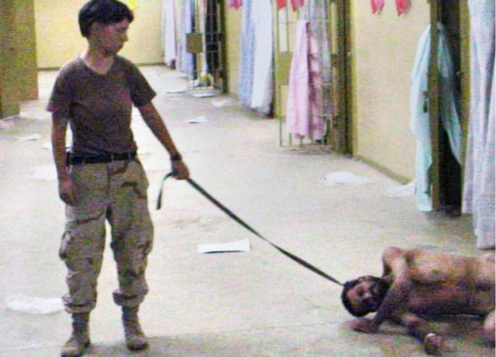 Militar americana tortura preso iraquiano na prisão de Abu-Ghraib