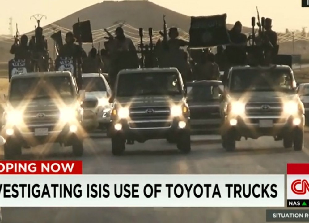 Terroristas do Estado Islâmico (EI) desfilam em carros Toyota
