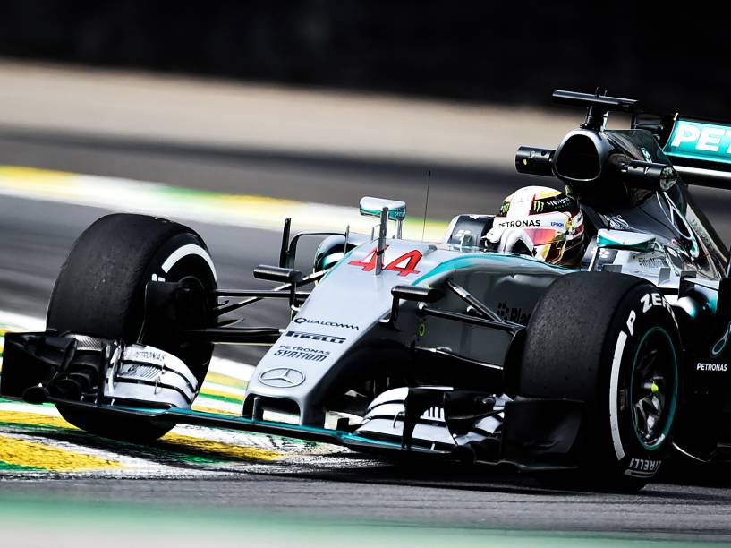 O piloto inglês Lewis Hamilton, da Mercedes, durante os treinos livres no autódromo de Interlagos