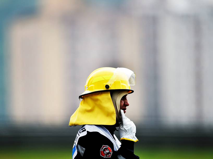 Movimentação de bombeiros durante os treinos livres para o GP do Brasil de F-1