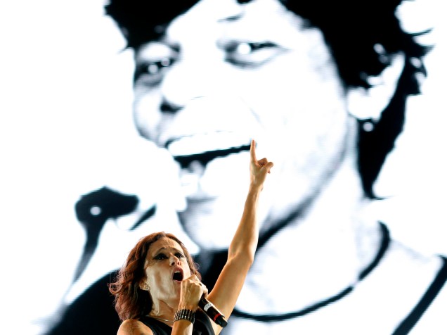 Zélia Duncan durante tributo a Cássia Eller no primeiro dia do Rock in Rio 2015