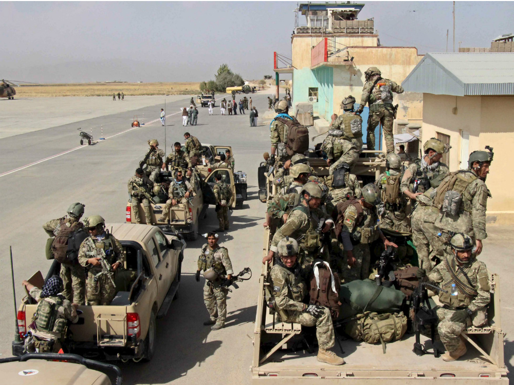 Soldados do Exército afegão chegam na cidade de Kunduz, no norte do país