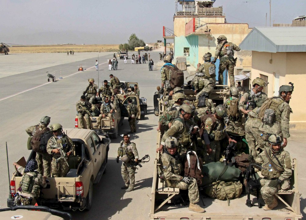 Soldados do Exército afegão chegam na cidade de Kunduz, no norte do país