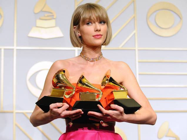 Taylor Swift ostenta os troféus que conquistou no Grammy 2016