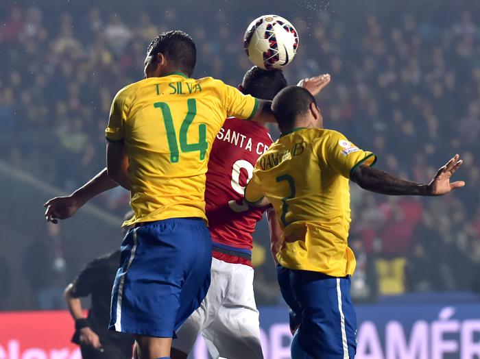 Lance em que Thiago Silva põe a mão na bola e comete o pênalti que deu o empate ao Paraguai