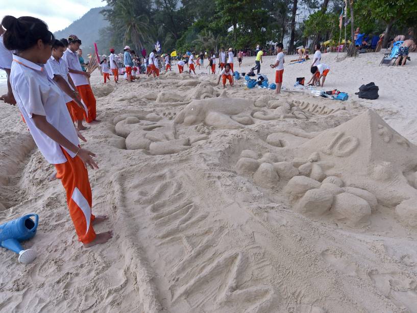 Na Tailândia, estudantes fazem esculturas de areia durante o décimo aniversário do tsunami de 2004