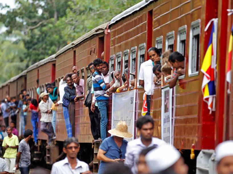 Passageiros no trem Ocean Queen em Paraliya, no Sri Lanka. Dez anos depois de uma onda destruir a locomotiva e matar mais de mil passageiros, uma viagem especial foi realizada para relembrar e homenagear as vítimas
