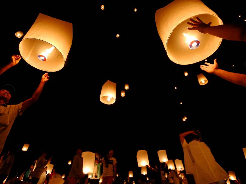 Tailandeses soltam lanternas de papel em homenagem aos mortos no tsunami de 2004