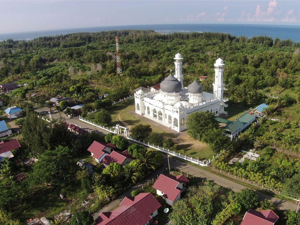 Vista de uma mesquita rodeada por casas reconstruídas no distrito costeiro Lampuuk de Banda Aceh, dez anos após o tsunami seguido por um terremoto em 2004