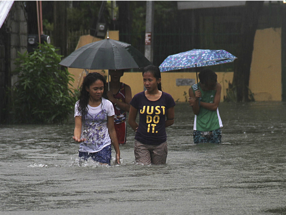 O centro da cidade de Bacnotan, no norte das Filipinas, ficou alagado após passagem do tufão Goni