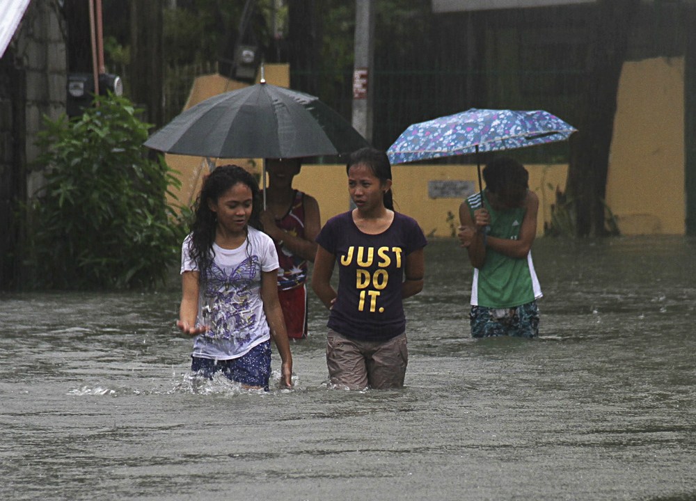 O centro da cidade de Bacnotan, no norte das Filipinas, ficou alagado após passagem do tufão Goni